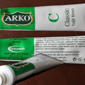 Arko krem y&uuml;ze s&uuml;r&uuml;l&uuml;r m&uuml;? Arko krem cilde iyi gelir mi?