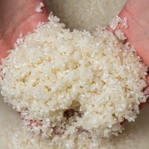 Pirin&ccedil; suyu sa&ccedil; uzatır mı? Sa&ccedil;larınızı pirin&ccedil; suyu ile yıkarsanız...