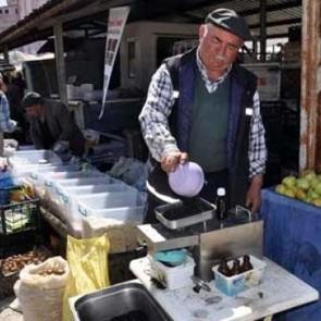Vatandaşın g&ouml;z&uuml; &ouml;n&uuml;nde yapıyor! Kilosu 90 lira