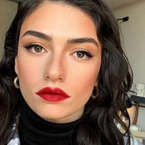 &Uuml;nl&uuml; oyuncu Hazar Erg&uuml;&ccedil;l&uuml;'den 65 yaş &uuml;st&uuml; sokağa &ccedil;ıkma yasağına tepki!