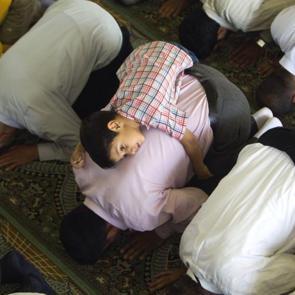 &Ccedil;ocuklar teravih namazına g&ouml;t&uuml;r&uuml;lmeli mi?