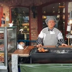 İsve&ccedil;'ten k&ouml;y&uuml;ne d&ouml;nd&uuml;, &ccedil;evre illerden onun i&ccedil;in akın ediyorlar