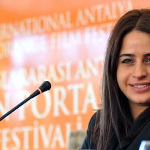 B&uuml;şra Pekin'den g&uuml;ld&uuml;ren paylaşım!