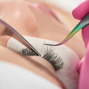 Kirpik nasıl takılır? Takma kirpik takmanın p&uuml;f noktaları nelerdir?