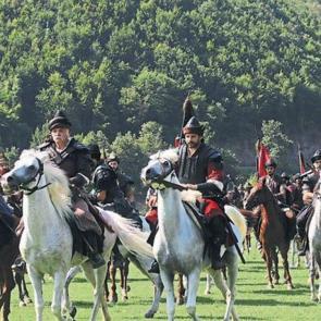 &lsquo;T&uuml;rkler Geliyor: Adaletin kılıcı&rsquo; filminin &ouml;zel g&ouml;sterimi ayakta alkışlandı!