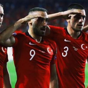 Almanlara ders olacak asker selamı s&ouml;zleri!
