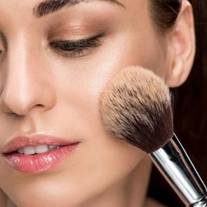 Pudra nedir? Yağlı ciltler i&ccedil;in en iyi pudralar hangisi?