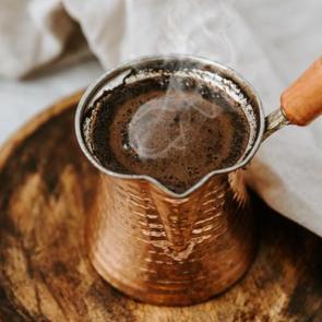 Sodalı T&uuml;rk kahvesi nasıl yapılır? En kolay bol k&ouml;p&uuml;kl&uuml; kahvenin p&uuml;f noktaları
