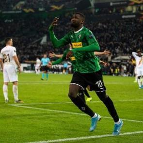 Gladbach, Roma'yı son saniyede yıktı!