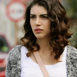 Oyuncu Deniz Baysal da modaya ayak uydurdu!