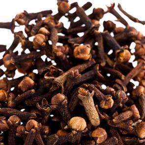 Karanfil k&ouml;k&uuml;n&uuml;n cilde faydaları nelerdir? Her g&uuml;n y&uuml;z&uuml;n&uuml;ze s&uuml;rerseniz...