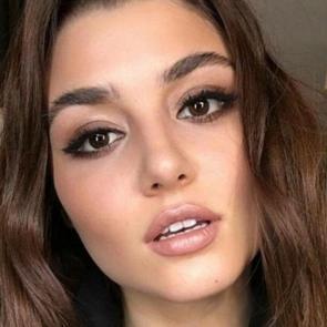 Hande Er&ccedil;el'i duygulandıran s&uuml;rpriz! Annesiyle...