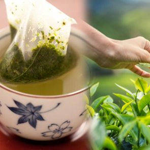 Sallama yeşil &ccedil;ay zayıflatır mı? Poşet &ccedil;ay ile demleme &ccedil;ayın farkı nedir? Gece yatmadan yeşil &ccedil;ay i&ccedil;erseniz...