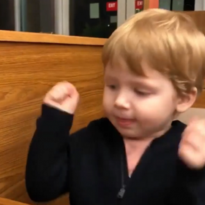 Didem Uzel'in oğlu Aslan'ın telefon eşliğinde dansı!