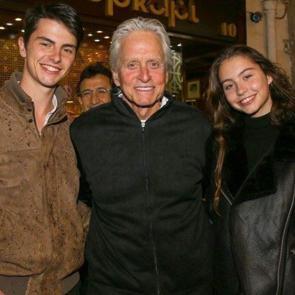 Michael Douglas &ccedil;ocuklarıyla birlikte Efes Antik Kenti'ni gezdi!