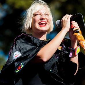 D&uuml;nyaca &uuml;nl&uuml; şarkıcı Sia evlat edindi