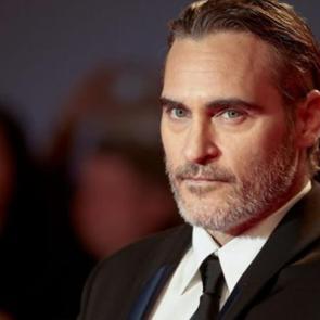 Joker&rsquo;in yıldızı Joaquin Phoenix'e g&ouml;zaltına alındı!