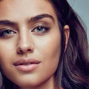 Mesut &Ouml;zil'in eşi Amine G&uuml;lşe &ccedil;ocukluk fotoğrafını paylaştı!