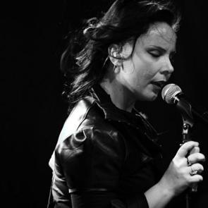 Yaşar İpek, Elazığ'daki evini depremzedelere a&ccedil;tı! &Uuml;nl&uuml;lerden Elazığ depremi paylaşımları