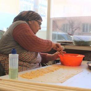 66 yaşındaki girişimci kadının azmi parmak ısırtıyor