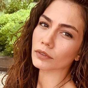 Demet &Ouml;zdemir ev pozuyla ilgi odağı oldu! Makyajsız hali...