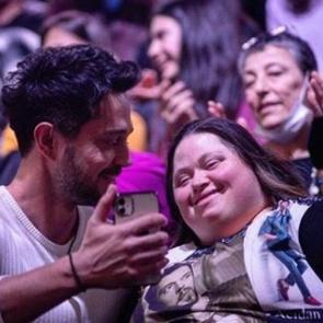 Murat Boz, Down sendromlu hayranı Yağmurla fotoğrafını paylaştı