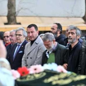 Sanat&ccedil;ı Ahmet Mekin biricik eşini toprağa verdi!