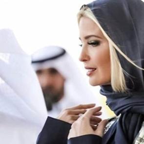 Trump'ın kızı, uzun kıyafeti ve siyah baş&ouml;rt&uuml;s&uuml;yle g&ouml;zlerden ka&ccedil;madı!