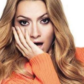 Hadise Koronovir&uuml;s'ten sebep ailesinden vazge&ccedil;ti!
