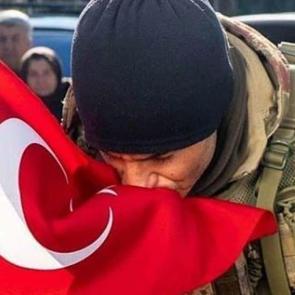 Savaş&ccedil;ı dizisinin başrol&uuml; Berk Oktay'dan şanlı bayrağımızla paylaşım