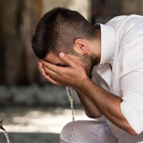 Gus&uuml;l gerektiren durumlar! Hangi akıntı abdesti, hangisi gusl&uuml; gerektirir? Meni, mezi ve vedi..