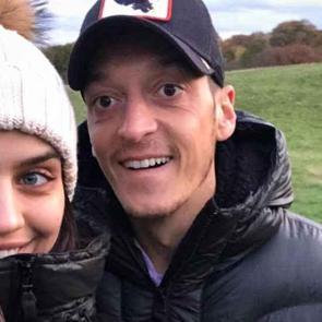 Mesut &Ouml;zil ve Amine G&uuml;lşe g&ouml;n&uuml;lleri fethetmeye devam ediyor!