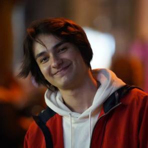 &Uuml;nl&uuml; fenomen Berk Keklik'in yeni yarışması maske kazanma oldu!