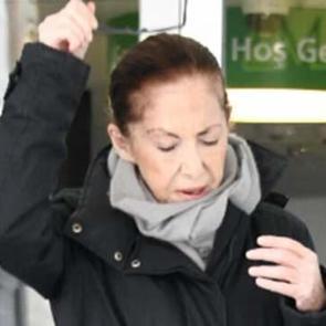 Şarkıcı ve oyuncu H&uuml;meyra Akbay'dan Koronavir&uuml;s &ouml;nlemi! 'Sakın yaklaşmayın...'