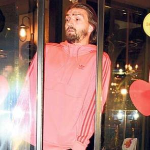 Caner Erkin kapıya sıkışınca mekanın arka kapısından &ccedil;ıkış yaptı!