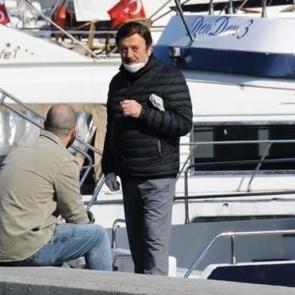 Selami Şahin, koronavir&uuml;se meydan okudu! Sokağa &ccedil;ıktı...