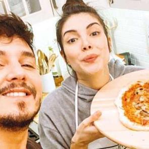 Hizmet&ccedil;iler dizisi oyuncusu Deniz Baysal ile eşi evde pizza yaptı!