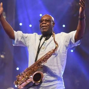 D&uuml;nyaca &uuml;nl&uuml; Kamerunlu cazcı Emmanuel N'Djoke Dibango koronavir&uuml;s nedeniyle hayatını kaybetti