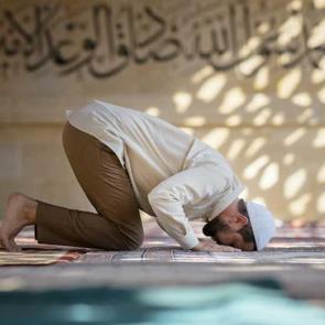 Namazı ge&ccedil; kılmak g&uuml;nah mı? Namaz kılamayan kişi ne yapmalı?