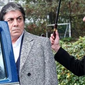 Oyuncu Orhan Aydın'dan annesinin cenazesinde 'Koronavir&uuml;s' &ouml;nlemi