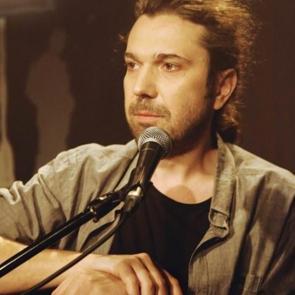 Sa&ccedil;larını kazıtan Halil Sezai'den &Ccedil;in'e tepki!