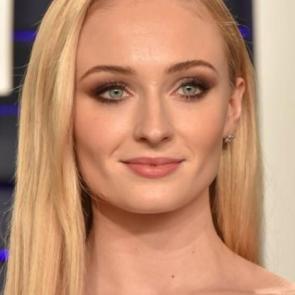 Sophie Turner isyan etti:  Başlarım sizin &ouml;zg&uuml;rl&uuml;ğ&uuml;n&uuml;ze!