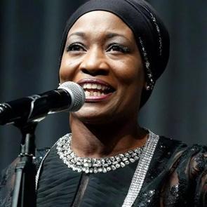 ABD'li şarkıcı Della Miles T&uuml;rkiye'deki &ccedil;ocuklara internetten İngilizce &ouml;ğretecek!