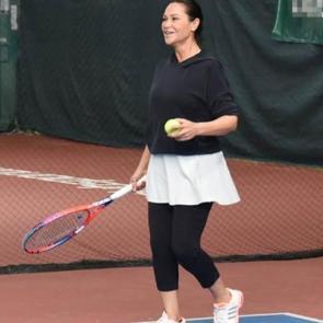 H&uuml;lya Avşar evinde tenis oynadı!