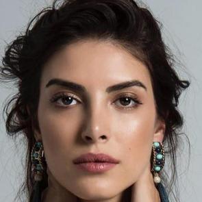 Oyuncu Deniz Baysal'dan doğum g&uuml;n&uuml;nde alkış toplayan &ccedil;ağrı!