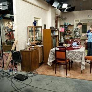 Seksenler'in yapımcısından b&uuml;y&uuml;k başarı! D&uuml;nya'da "Ev Yapımı" ilk dizinin tanıtımı