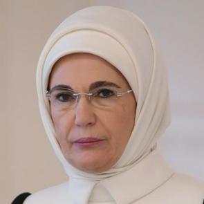 Emine Erdoğan'dan 'Elbet Bir G&uuml;n Buluşacağız' şarkısıyla 'Evde Kal' &ccedil;ağrısı!