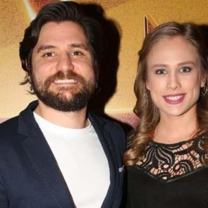 Gen&ccedil; &ccedil;ift Beg&uuml;m &Ouml;ner ve Ceyhun Fersoy da parmak dansı akımını yaptı!