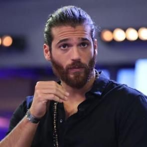 Karantinada İspanyolca &ouml;ğrenen Can Yaman'ın İispanyol hayranlarına mesajı dikkat &ccedil;ekti!