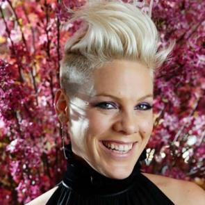 Koronavir&uuml;se yakalanan Pink: Ateşim yoktu ama &ccedil;ok şiddetli g&ouml;ğ&uuml;s ağrısı vardı!